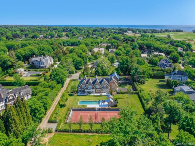 11 BR, 14.00 BTH &nbsp;A-frame style home in East Hampton