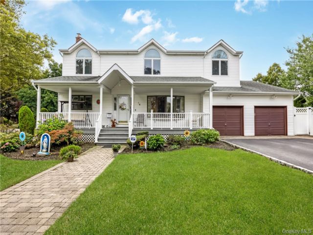  5 BR,  3.00 BTH &nbsp;Colonial style home in Farmingdale