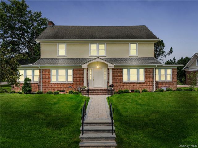  5 BR,  3.00 BTH &nbsp;Colonial style home in Mineola