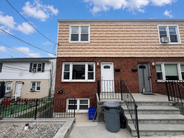  3 BR,  2.00 BTH &nbsp;Colonial style home in Yonkers