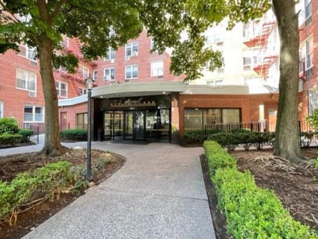Studio,  1.00 BTH &nbsp;Mid rise style home in Woodside
