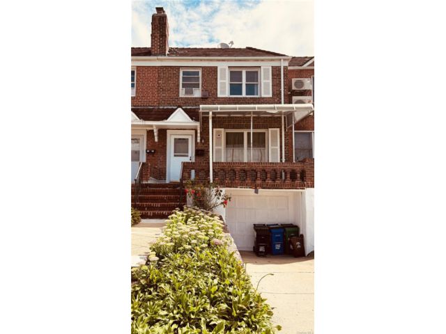  3 BR,  3.00 BTH &nbsp;Other style home in Fresh Meadows