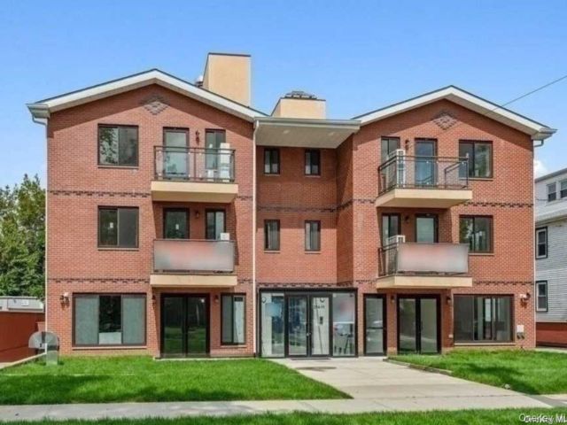Studio,  0.00 BTH &nbsp;Commercial style home in Bayside