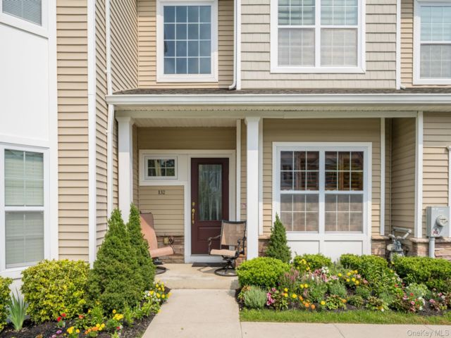  2 BR,  4.00 BTH &nbsp;Condo style home in Blue Point