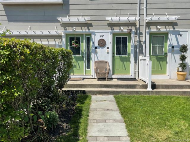  3 BR,  3.00 BTH &nbsp;House style home in Arverne