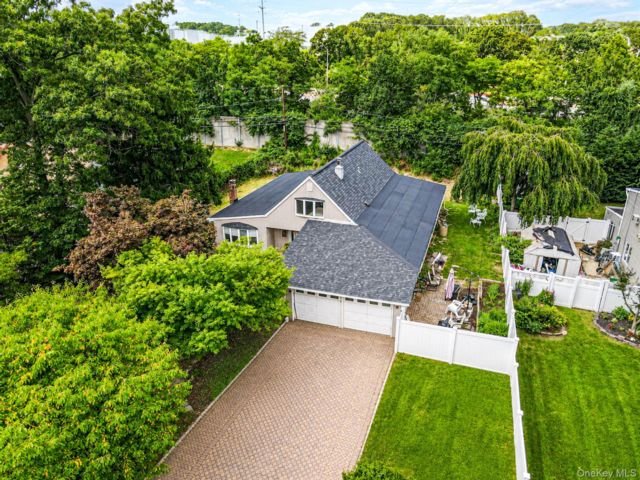 3 BR,  2.00 BTH &nbsp;A-frame style home in Islandia