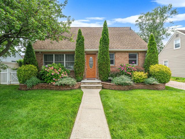  3 BR,  2.00 BTH &nbsp;Cape cod style home in Oceanside