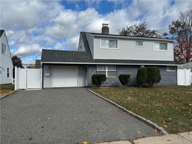  4 BR,  2.00 BTH &nbsp;Raised ranch style home in Levittown