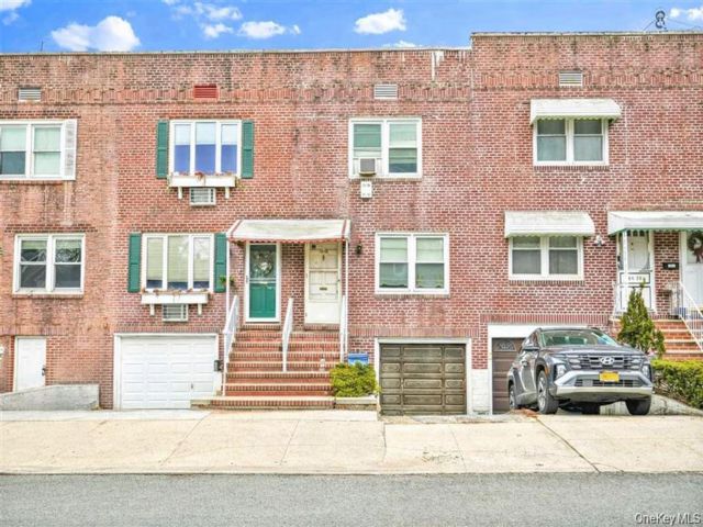  2 BR,  1.00 BTH &nbsp;Colonial style home in Kew Gardens