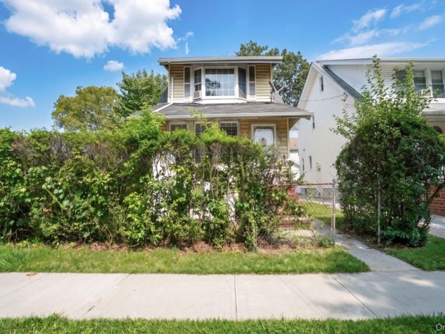  4 BR,  2.00 BTH &nbsp;Farmhouse style home in Queens Village