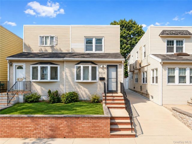  3 BR,  2.00 BTH &nbsp;Other style home in Bayside