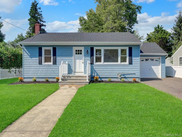  2 BR,  2.00 BTH &nbsp;Ranch style home in Glen Cove