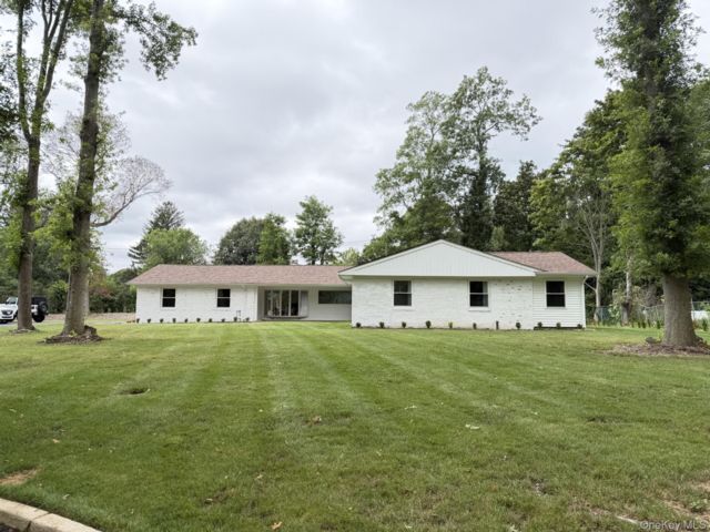  4 BR,  2.00 BTH &nbsp;Exp ranch style home in Dix Hills
