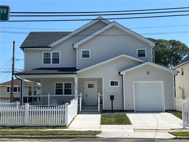  4 BR,  4.00 BTH &nbsp;Colonial style home in Freeport