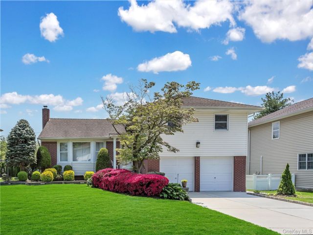  3 BR,  3.00 BTH &nbsp;Split level style home in Manhasset Hills