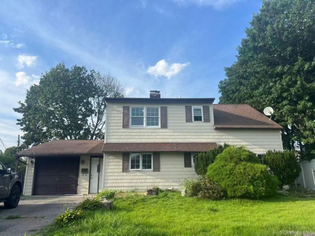  6 BR,  2.00 BTH &nbsp;Other style home in Levittown
