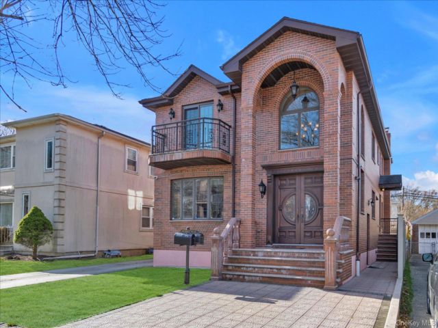  3 BR,  4.00 BTH &nbsp;Contemporary style home in Bayside