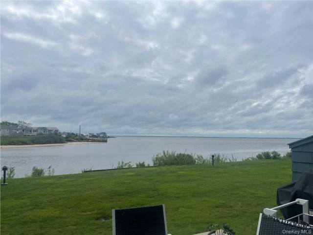  3 BR,  3.00 BTH &nbsp;Condo style home in Amityville