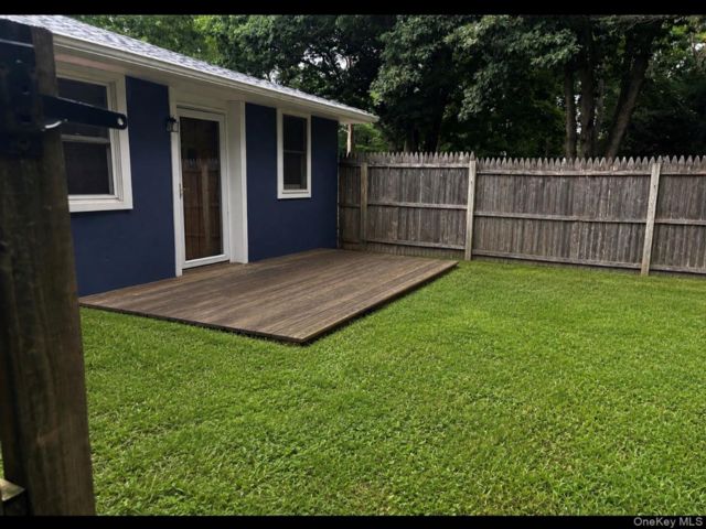  1 BR,  1.00 BTH &nbsp;Cottage style home in Dix Hills