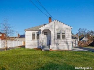  3 BR,  1.00 BTH &nbsp;Ranch style home in West Babylon