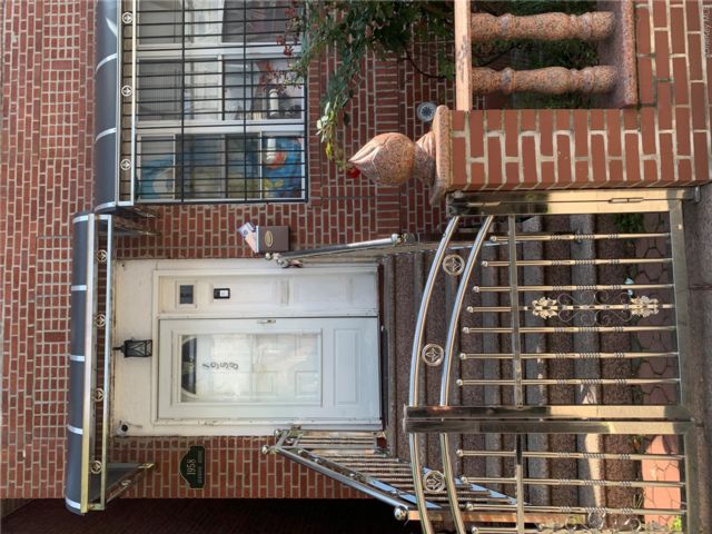  4 BR,  2.00 BTH &nbsp;House style home in Soundview