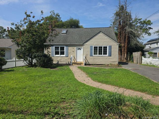 5 BR,  2.00 BTH &nbsp;Exp cape style home in Patchogue