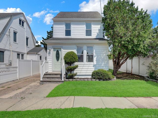  3 BR,  2.00 BTH &nbsp;Colonial style home in Williston Park