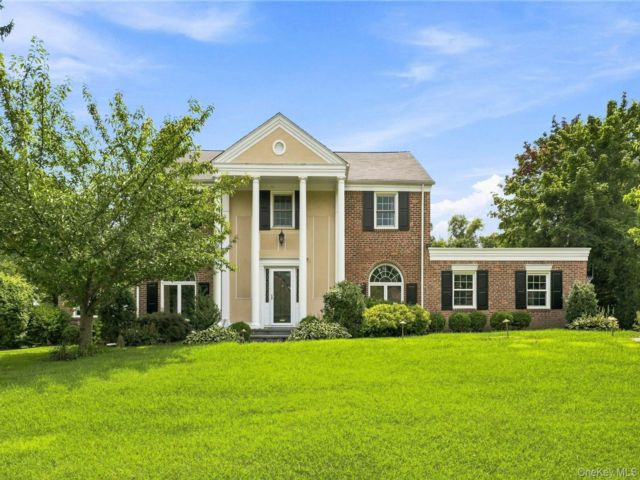  4 BR,  4.00 BTH &nbsp;Colonial style home in Great Neck