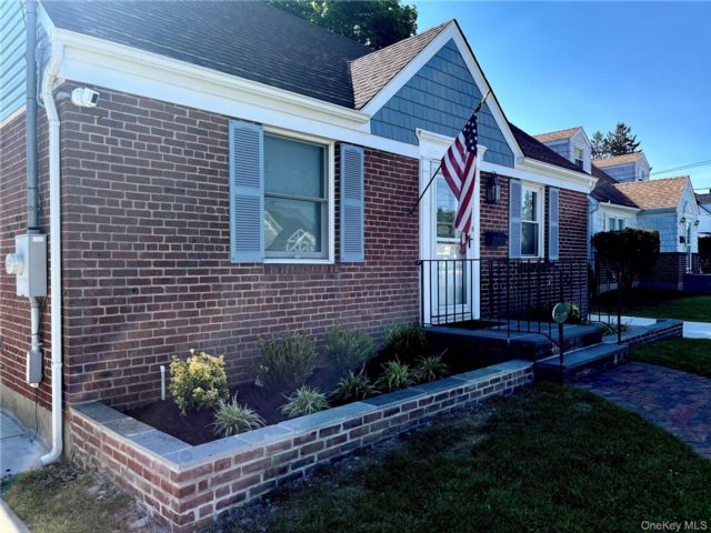  2 BR,  1.00 BTH &nbsp;Exp cape style home in Farmingdale