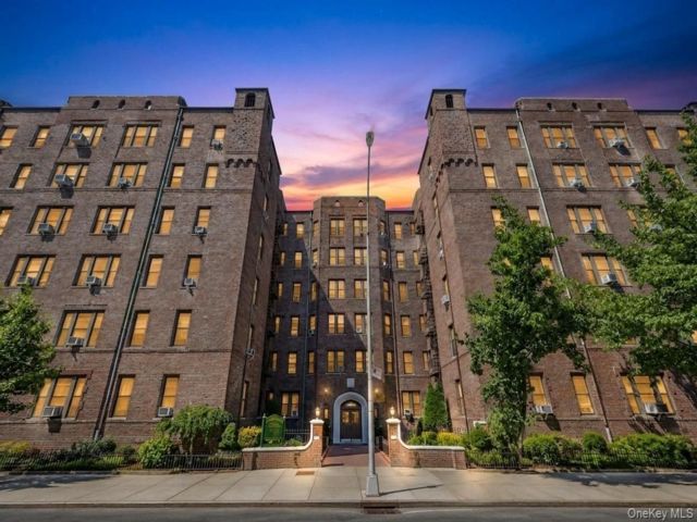  1 BR,  1.00 BTH &nbsp;Colonial style home in Jackson Heights