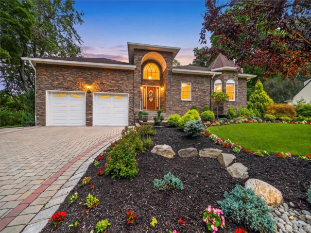  4 BR,  4.00 BTH &nbsp;Ranch style home in West Nyack