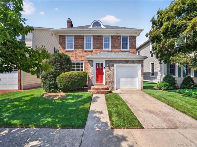  3 BR,  3.00 BTH &nbsp;Colonial style home in Garden City