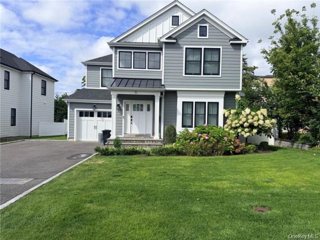  4 BR,  3.00 BTH &nbsp;Colonial style home in Roslyn Heights