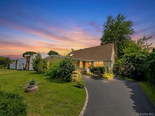  4 BR,  3.00 BTH &nbsp;Exp cape style home in Selden