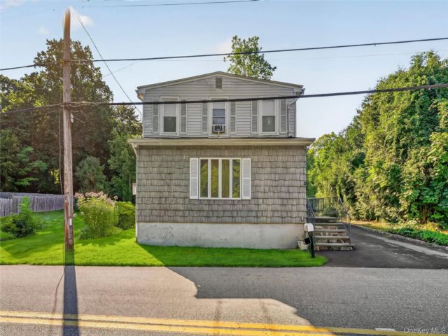  4 BR,  3.00 BTH &nbsp;Colonial style home in Croton-on-hudson