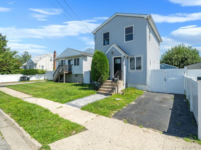  3 BR,  2.00 BTH &nbsp;Colonial style home in Lindenhurst