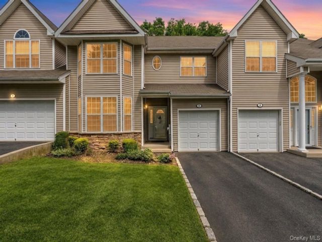  3 BR,  3.00 BTH &nbsp;Other style home in Hauppauge