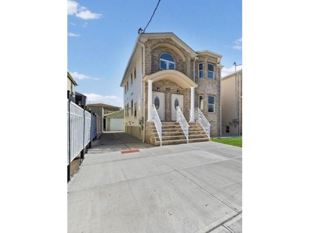  3 BR,  2.00 BTH &nbsp;Modern style home in Jamaica South