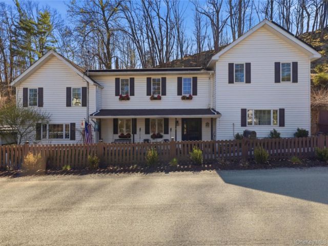  3 BR,  3.00 BTH &nbsp;Colonial style home in Cornwall On Hudson