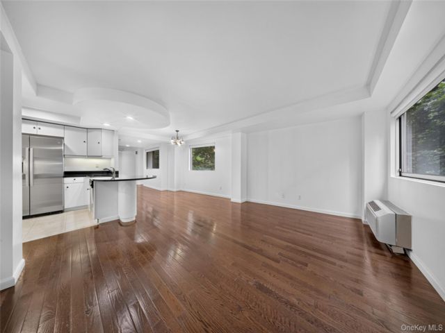  2 BR,  3.00 BTH &nbsp;Mid rise style home in Great Neck