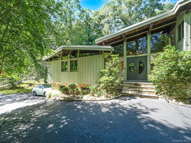  4 BR,  4.00 BTH &nbsp;Chalet style home in Smithtown
