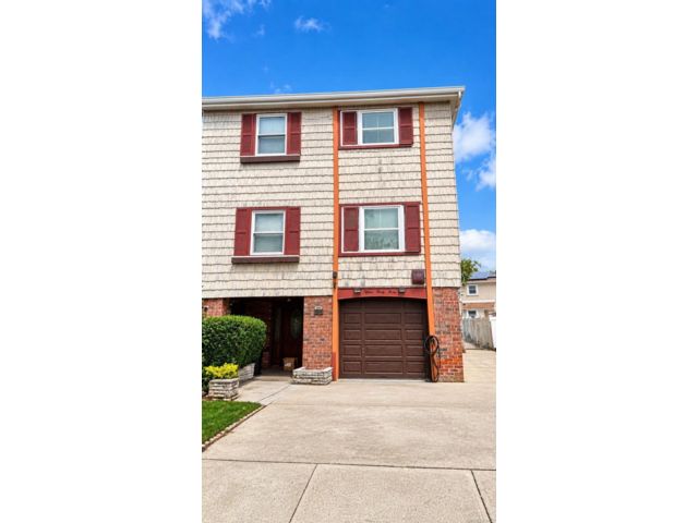  3 BR,  2.00 BTH &nbsp;Colonial style home in Bayside