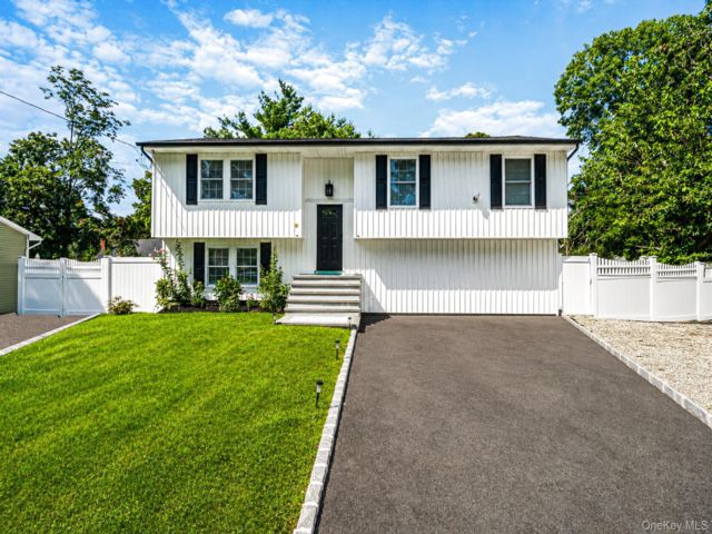  5 BR,  2.00 BTH &nbsp;Hi ranch style home in Mastic
