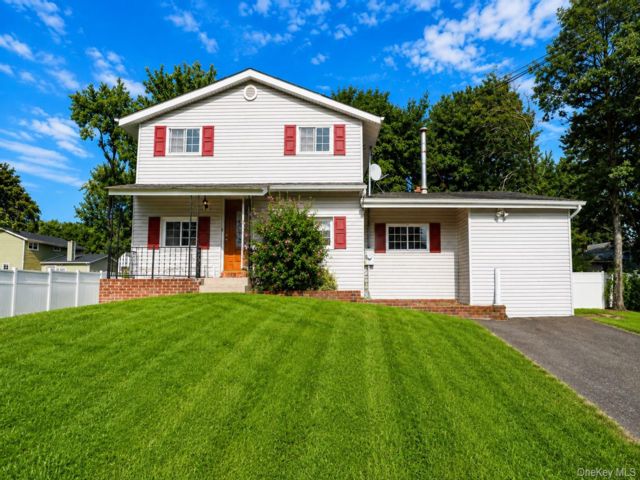  5 BR,  2.00 BTH &nbsp;Colonial style home in South Setauket