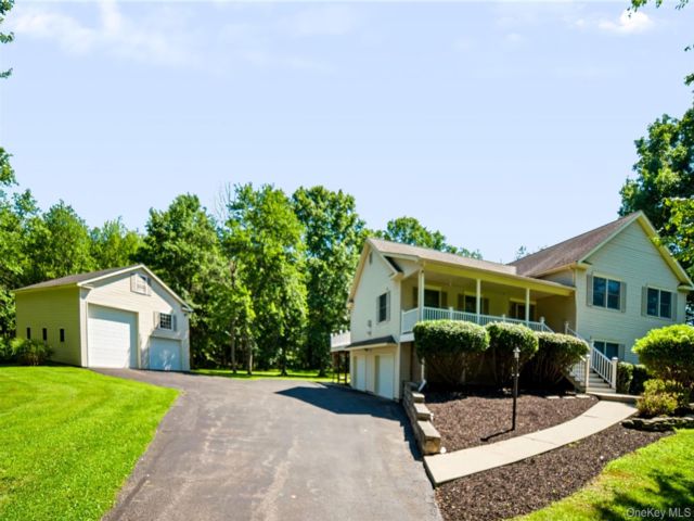  3 BR,  3.00 BTH &nbsp;Contemporary style home in Salisbury Mills
