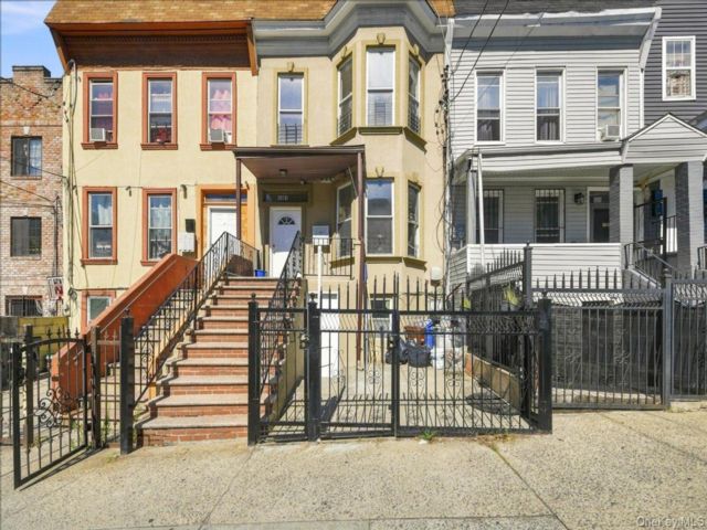  6 BR,  3.00 BTH &nbsp;House style home in Morrisania