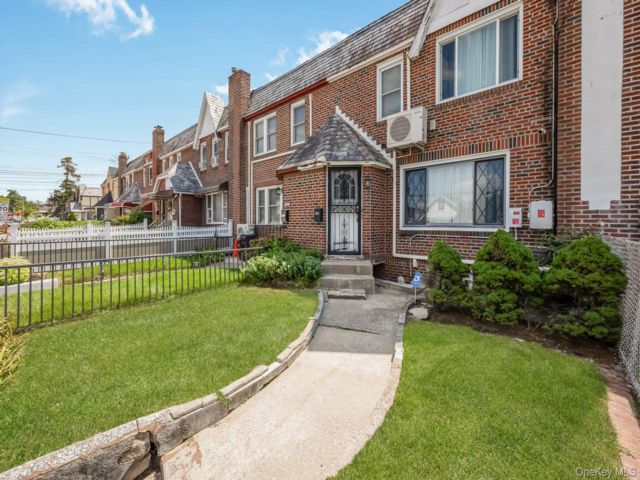  3 BR,  2.00 BTH &nbsp;House style home in Saint Albans