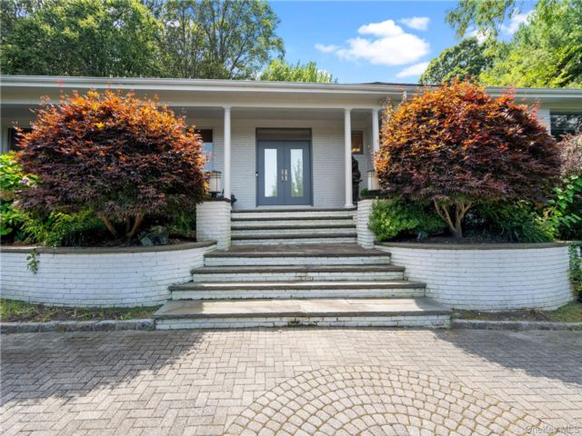  5 BR,  5.00 BTH &nbsp;Ranch style home in Great Neck