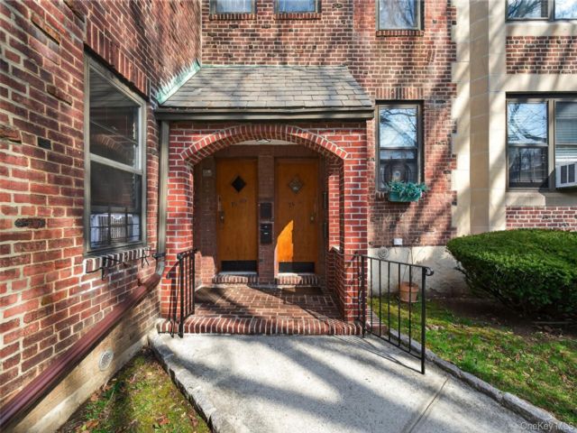  2 BR,  1.00 BTH &nbsp;Garden style home in East Elmhurst