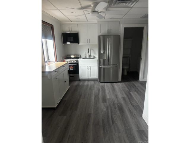  1 BR,  1.00 BTH &nbsp;Modern style home in Massapequa